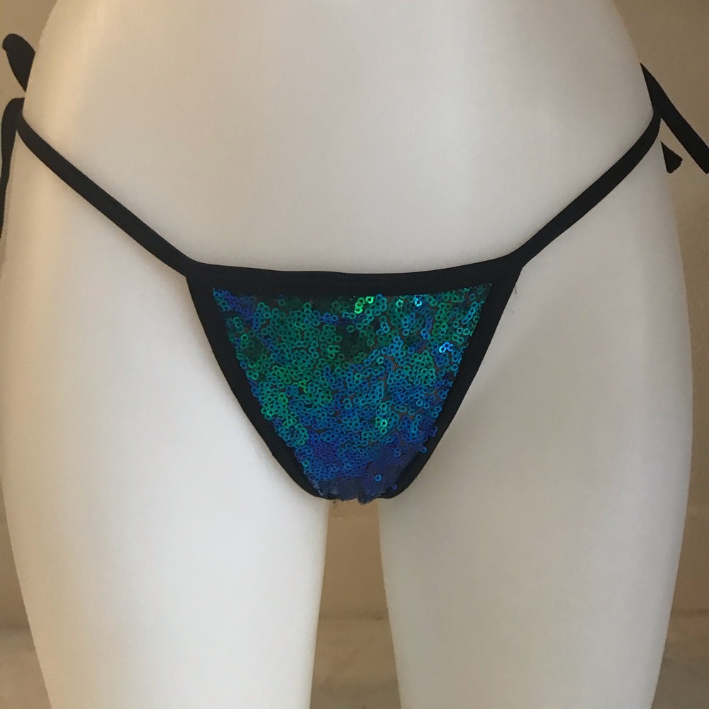 Bikini - Picture 3 of 7